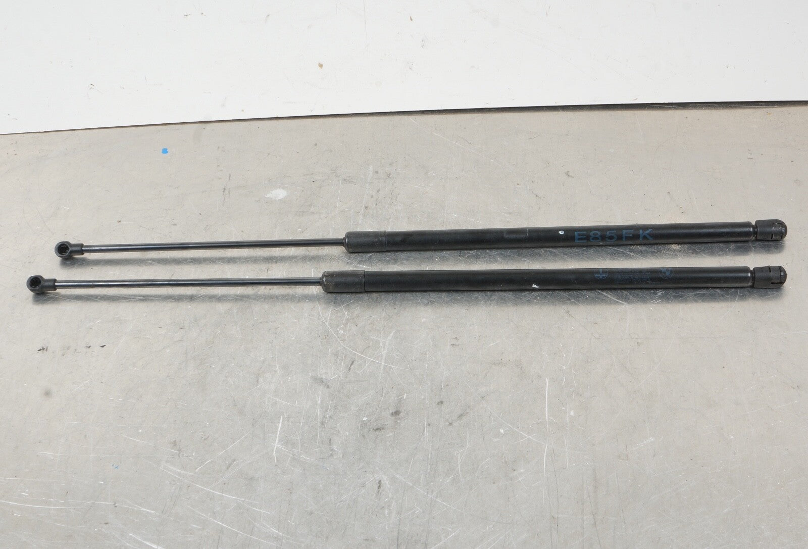 2003-2008 BMW Z4 - HOOD Strut / Shock SET 7016178