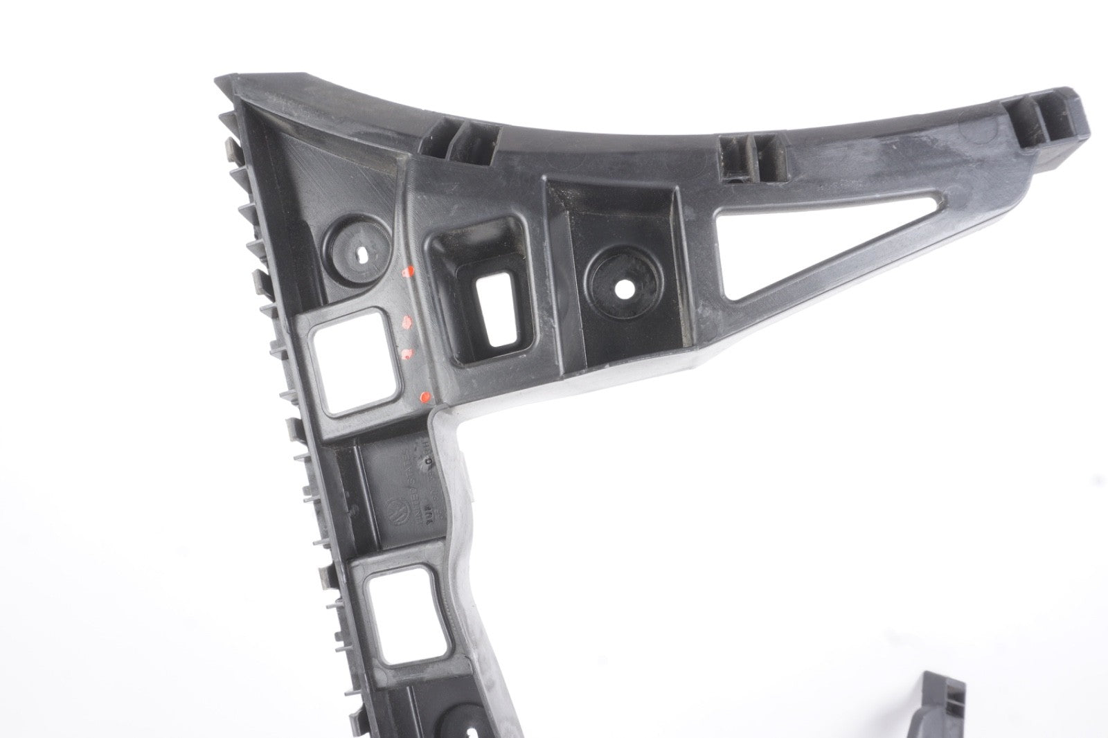 2012 - 2019 Volkswagen Passt Rear Bumper Center Mount Support Bracket OEM