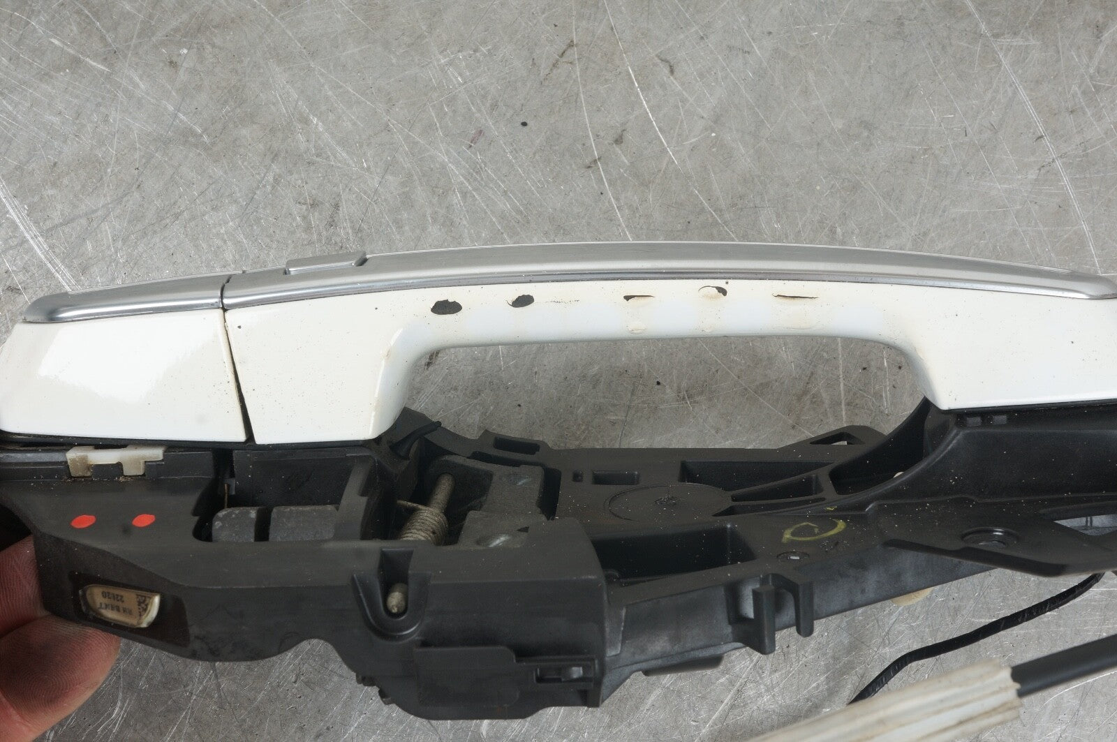 2020 2021 CADILLAC CT4 OEM RIGHT FRONT OUTSIDE DOOR HANDLE 46082100 HAS DAMAGE