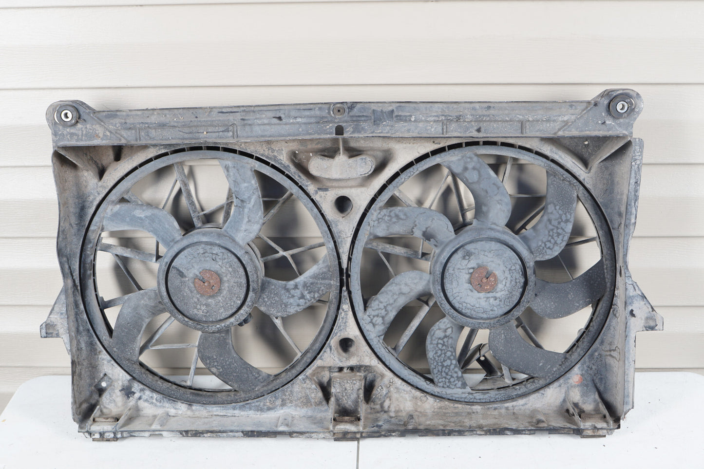 2005 - 2007 CHEVY SILVERADO ENGINE COOLING FAN W/ SHROUD OEM