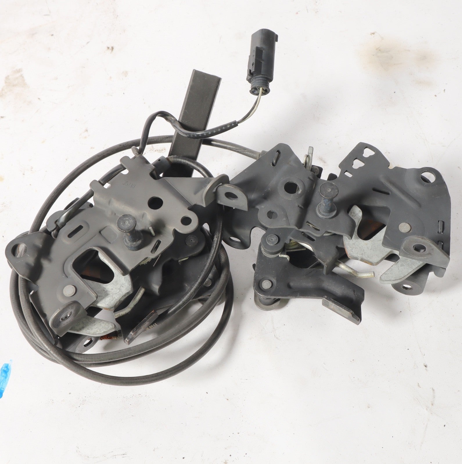 2012 - 2018 BMW 650i F12 LEFT NAD RIGHT FRONT HOOD LOCK LATCH OEM