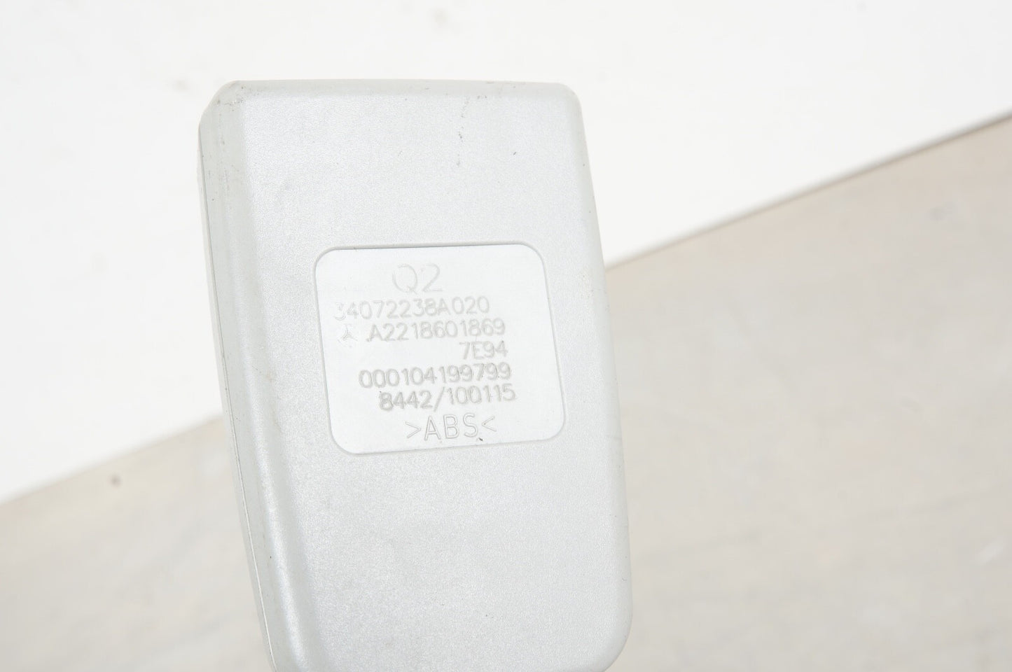 07-14 Mercedes W221 S550 CL550 Front Right Passenger Seat Belt Buckle GRAY OEM