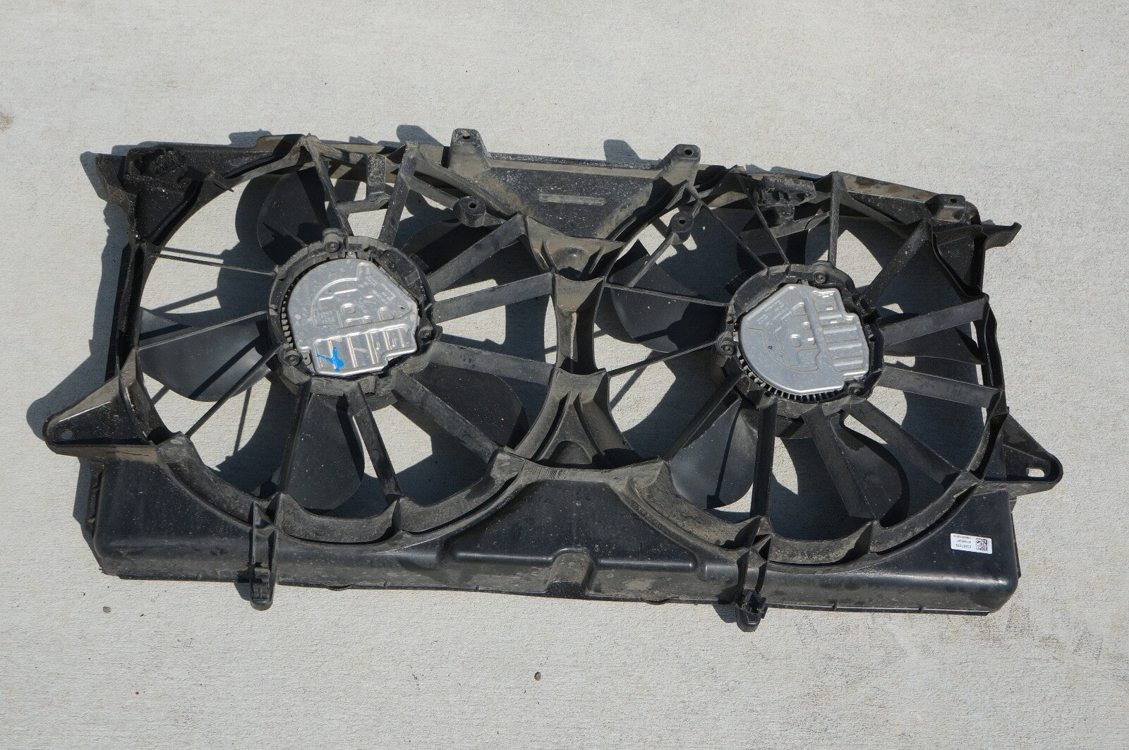 2016-2018 Chevrolet Silverado 1500 Radiator Cooling Fan Motor Assembly 23287376 