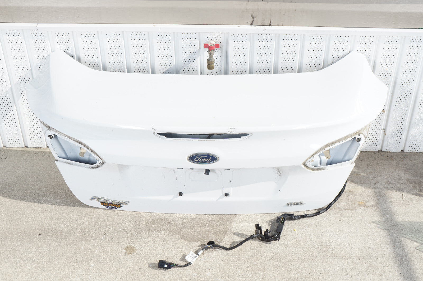 16 17 18 FORD FOCUS SEDAN TRUNK LID OEM
