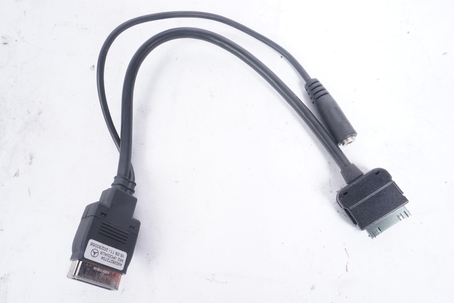 12-14 Mercedes C300 C250 C350 Music Interface iPod iPhone 30-Pin Cable OEM