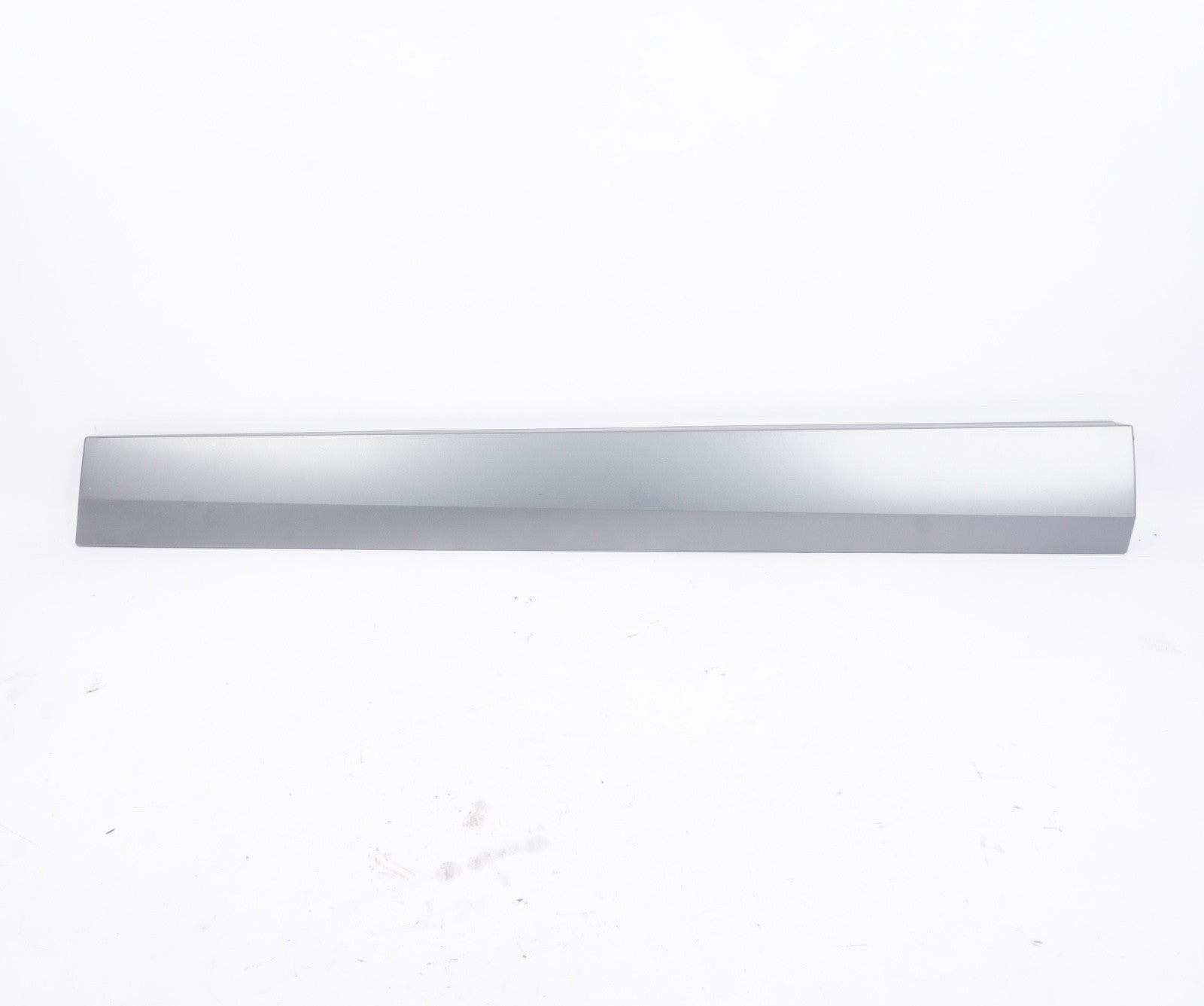 2018 - 2023 BMW X2 - Front Right Lower DOOR Blade / Molding (M) 8069196
