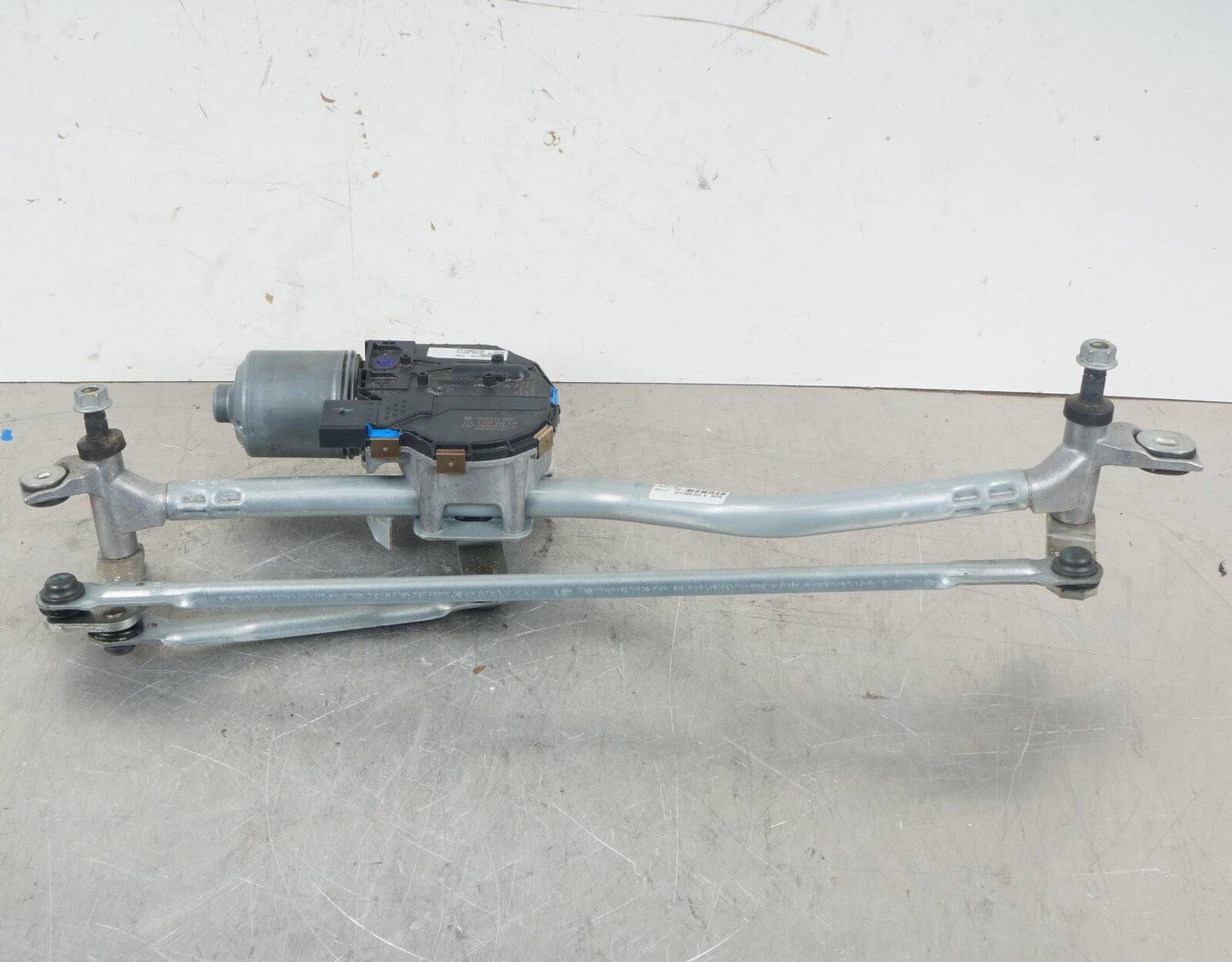 2010 - 2020 Bentley Mulsanne Front Windshield Wiper Motor Transmission Linkage