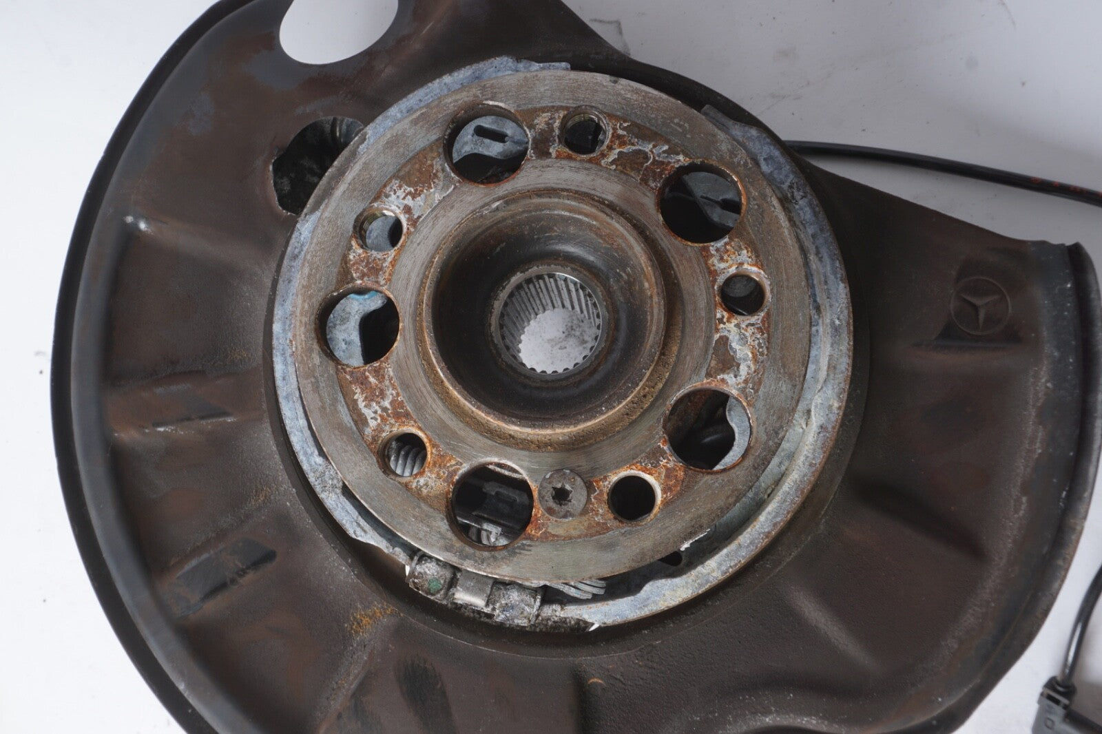 07-14 Mercedes W216 CL550 S550 Rear Left Wheel Carrier Spindle Knuckle Hub 56k