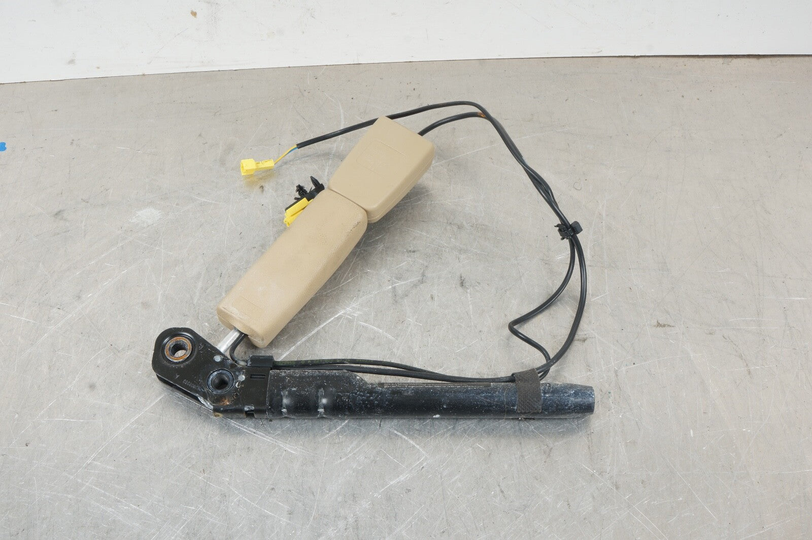 07-14 OEM Mercedes W221 S550 CL550 Front Right Passenger Side Seat Belt Buckle