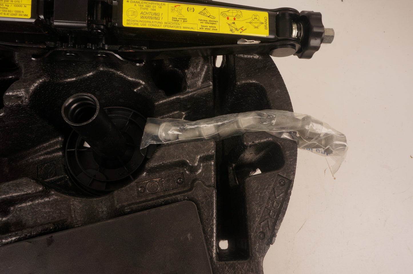 06-10 MERCEDES R350 R500 W251 EMERGENCY SPARE TIRE JACK TOOL KIT PUMP OEM