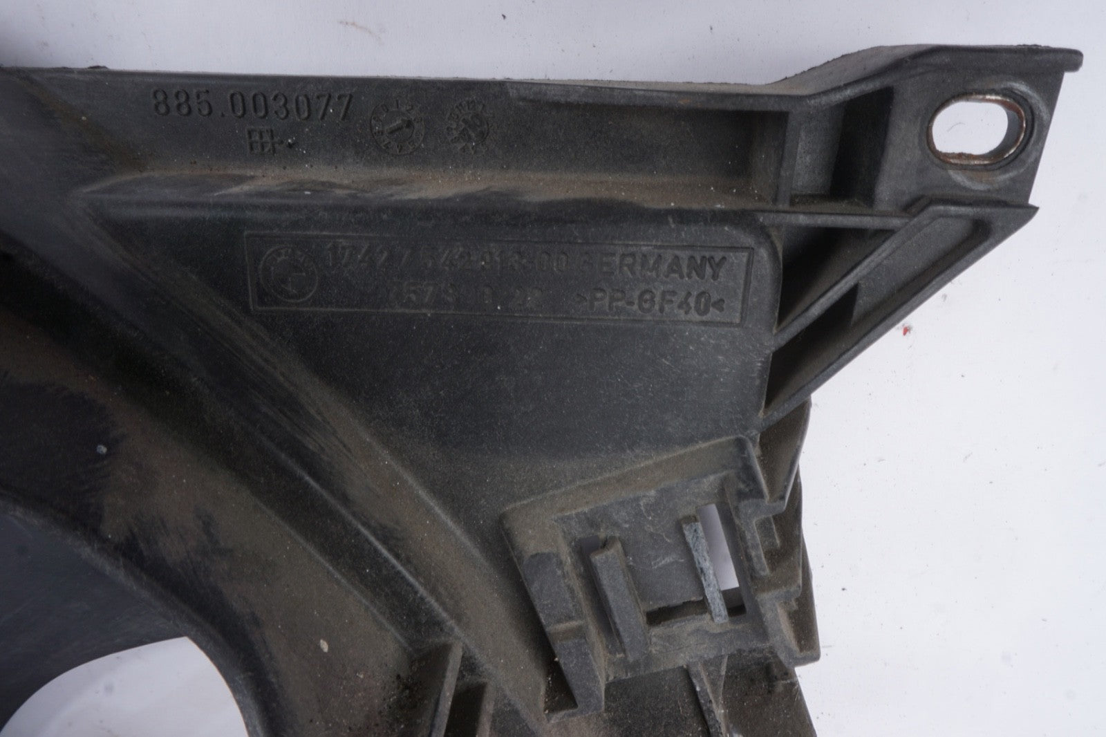 2005 BMW E85 Z4 3.0L M54 Engine Radiator Cooling Fan Housing OEM