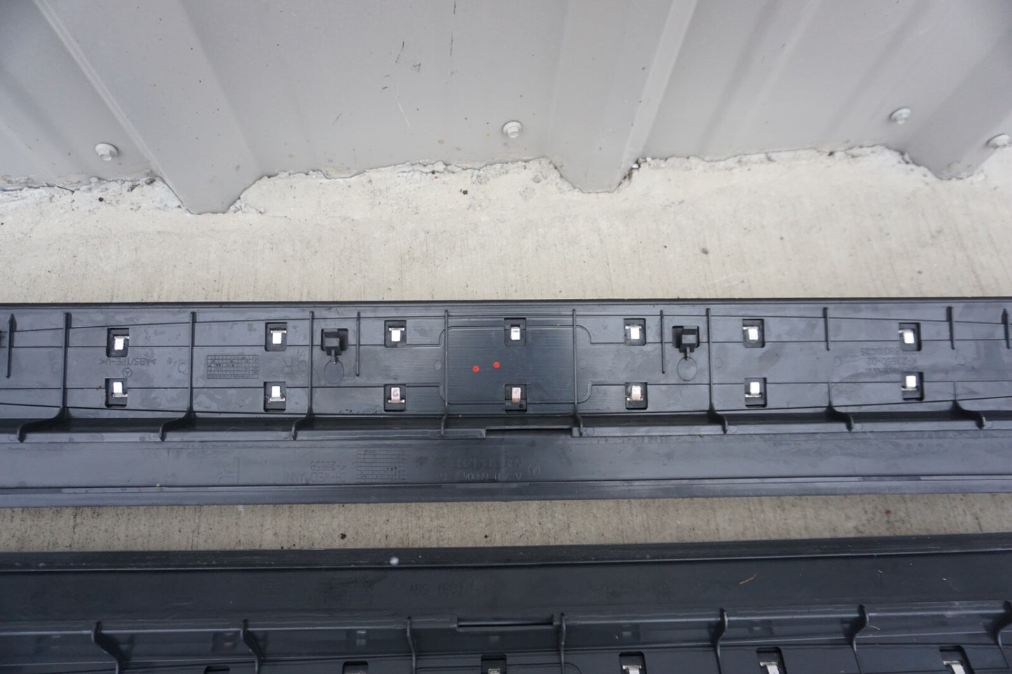 03-12 Mercedes R230 SL500 SL550 SL600 Door Step Sill Left and Right Set OEM