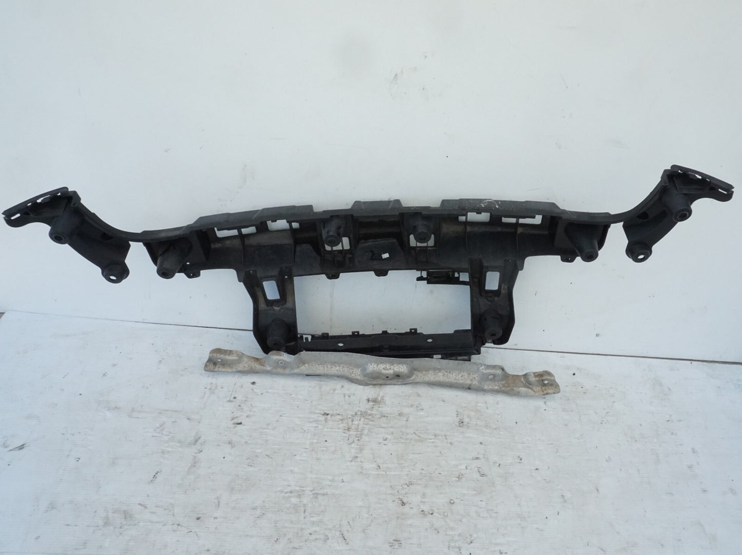 2008 - 2013 BMW X6 REAR CENTER BUMPER COVER SUPPORT RAIL OEM