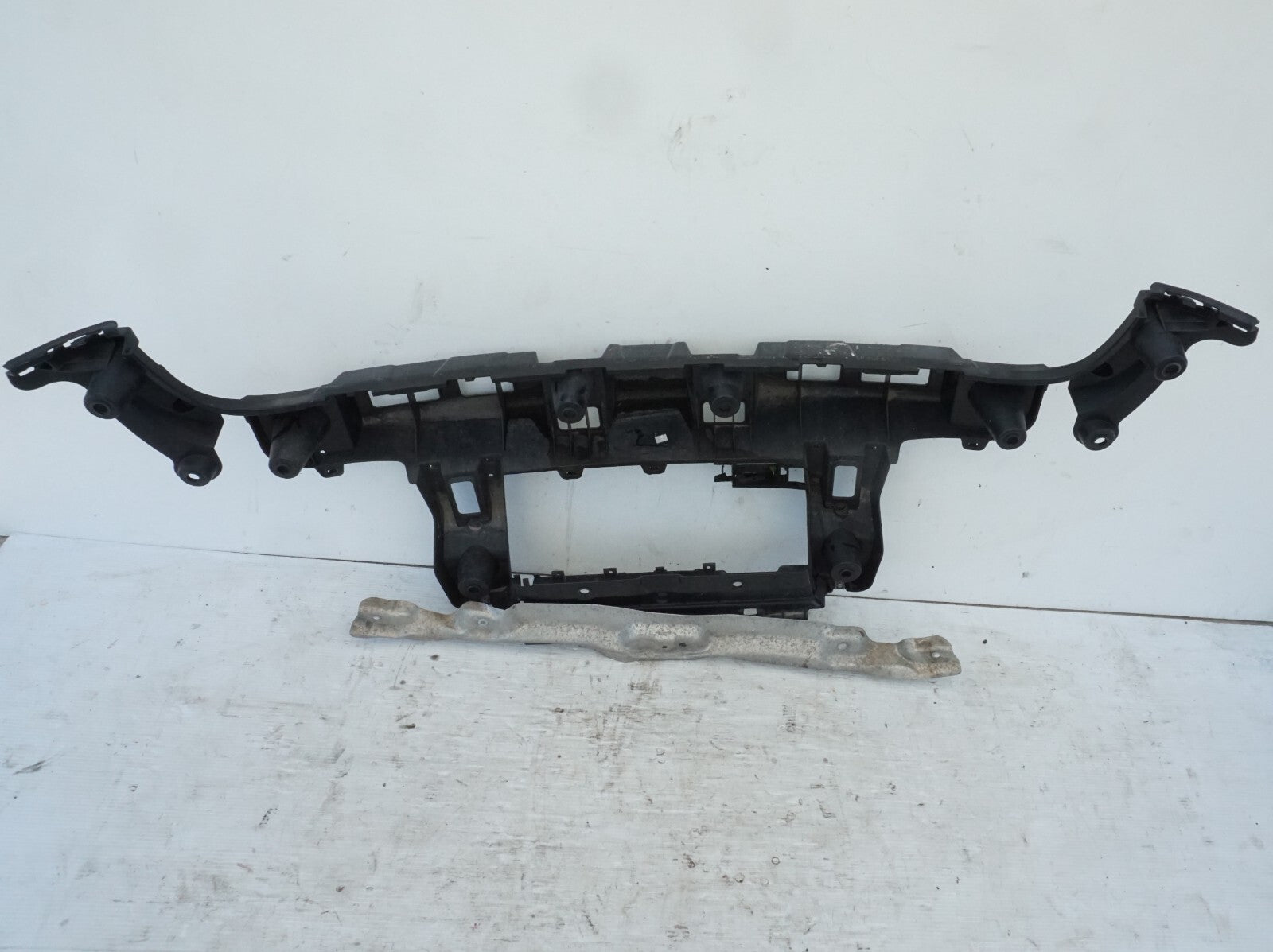 2008 - 2013 BMW X6 REAR CENTER BUMPER COVER SUPPORT RAIL OEM