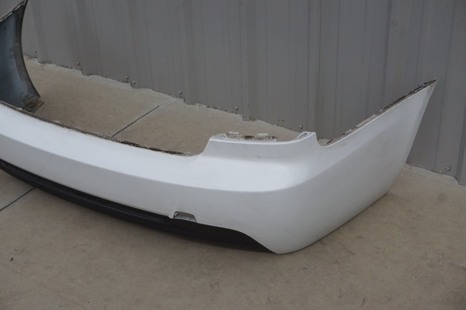 09  - 12 BMW E92 E93 COUPE CONVERTIBLE 328I 335I REAR BUMPER COVER WHITE OEM