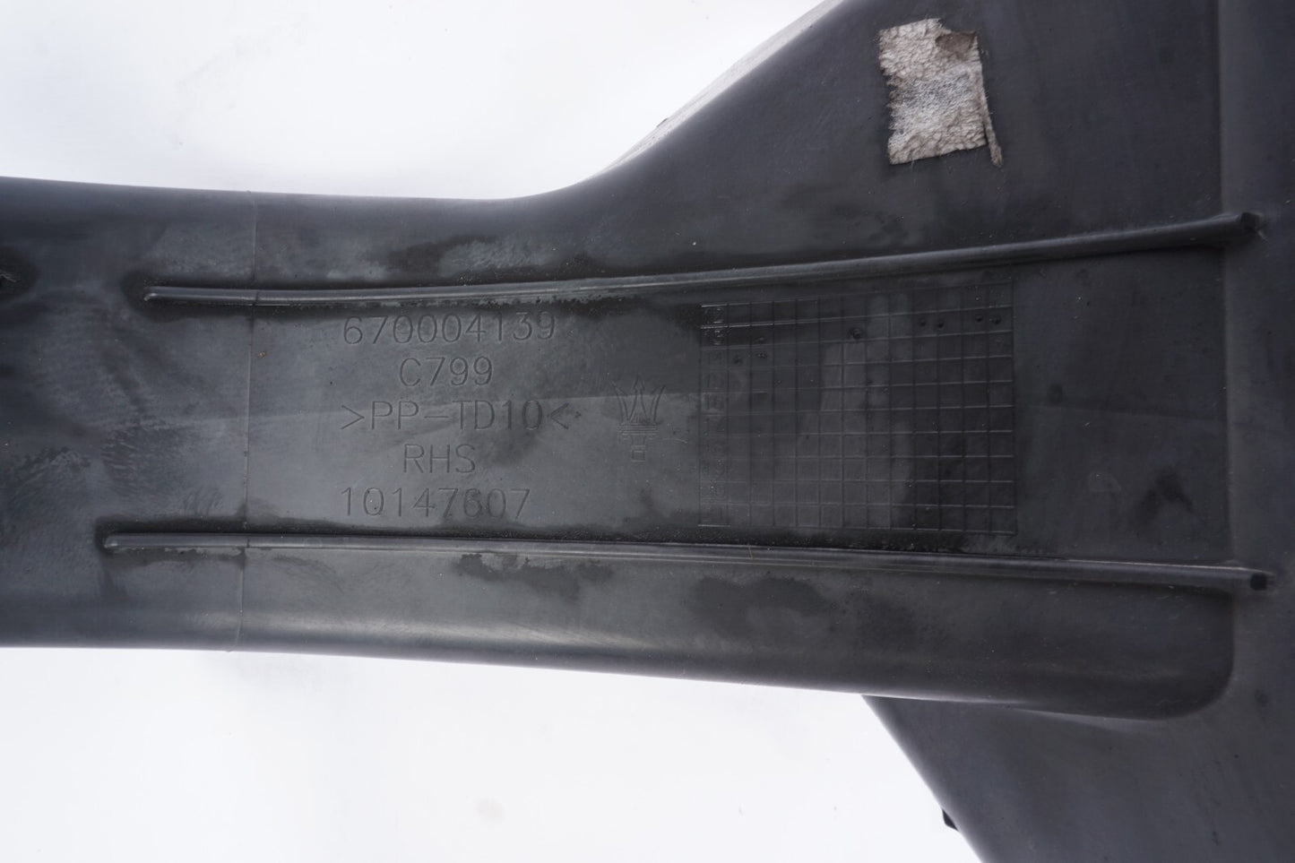 2014-2019 Maserati Ghibli Front Right Intercooler Duct Shroud 670004139  OEM