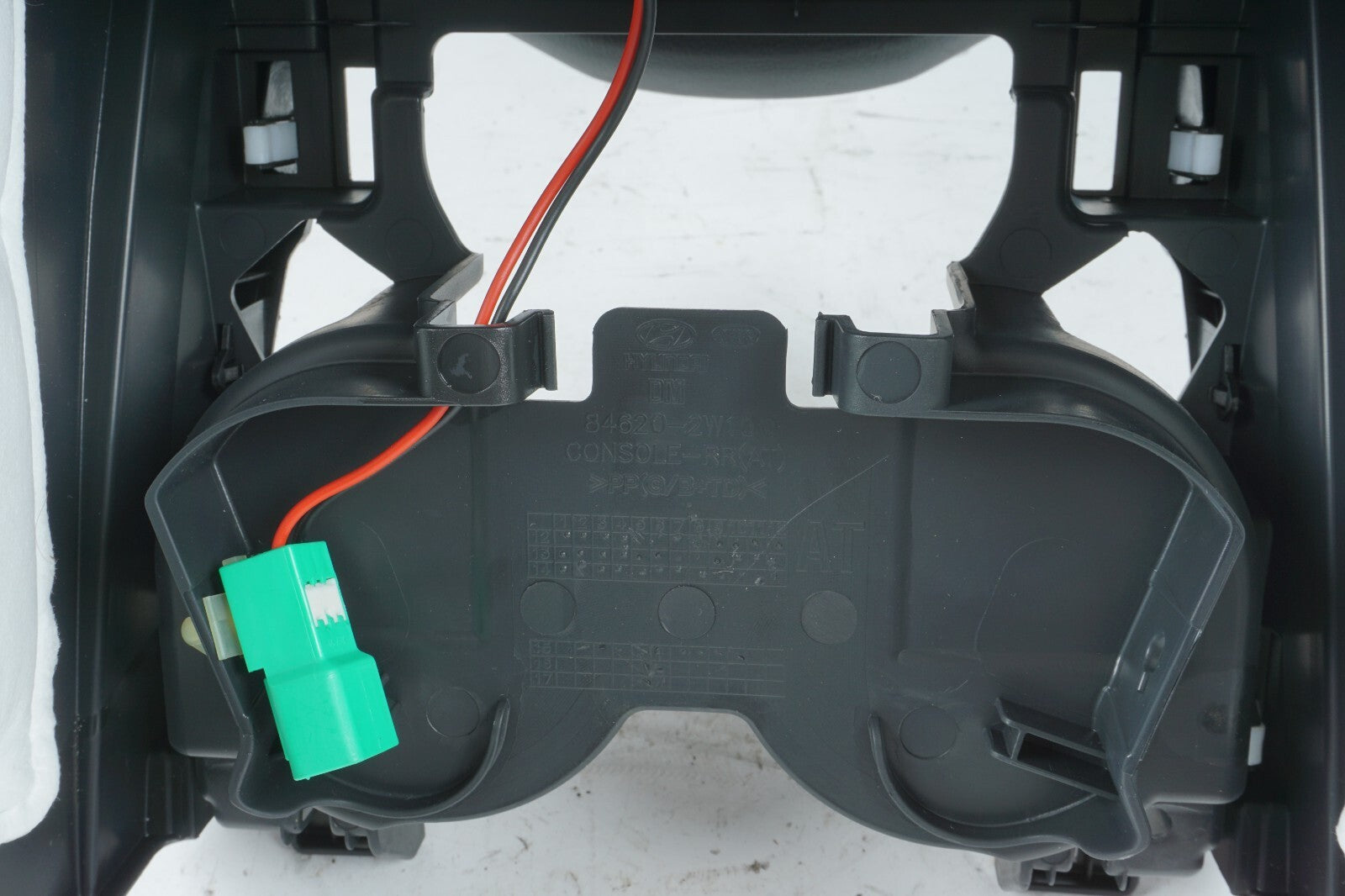 2013 - 2018 HYUNDAI SANTA FE CENTER CONSOLE STORAGE COMPARTMENT W/ ARM REST OEM