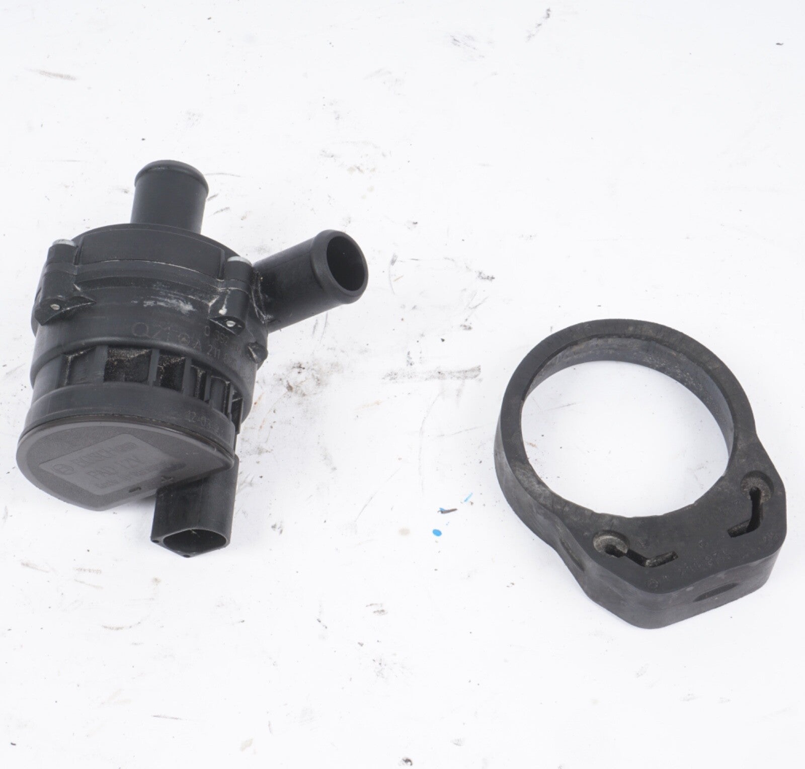 03 - 16 Mercedes W211 E320 E350 ML320 Auxiliary Water Pump 2118350364 OEM