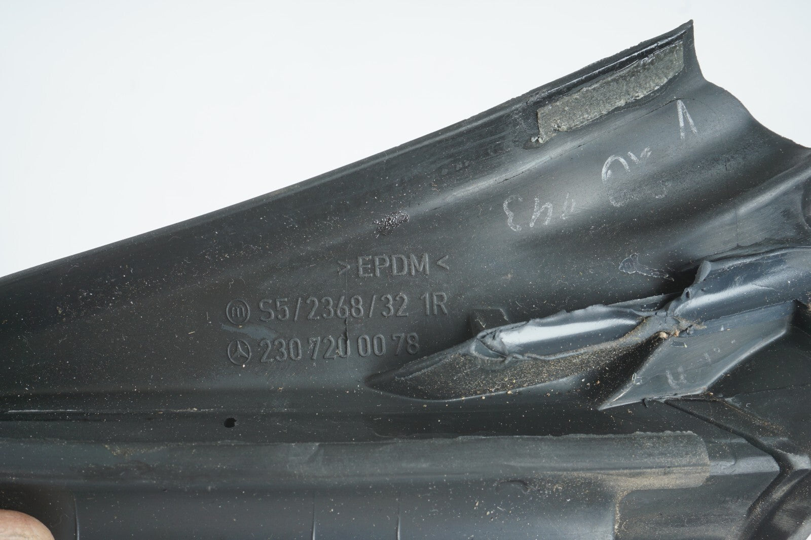 03 - 08 Mercedes R230 SL500 Windscreen Roof Weatherstrip Seal  OEM