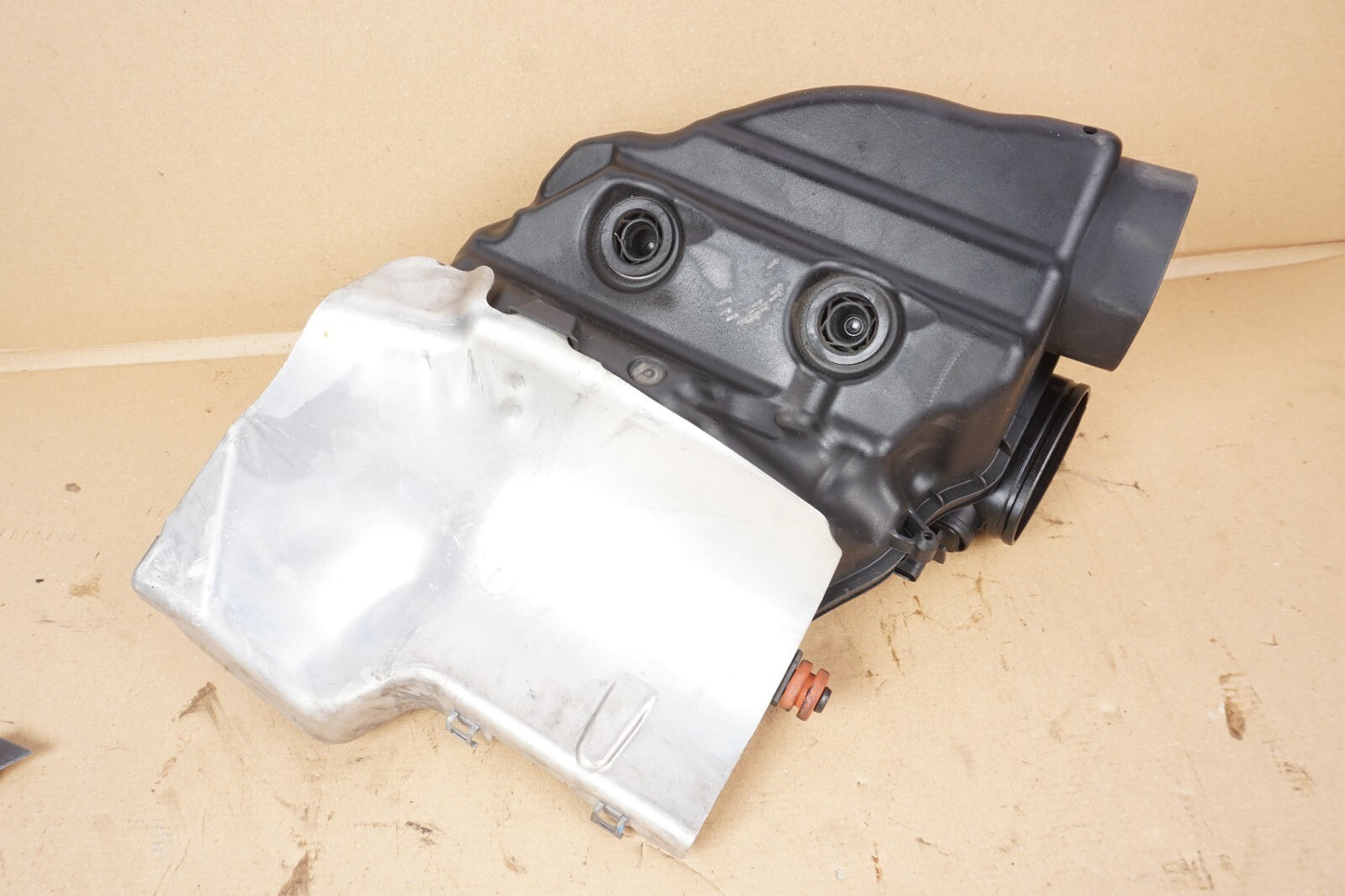 2012 - 2016 BMW 650i 550i 750i 4.4l Air Box Cleaner Right Passenger Side OEM