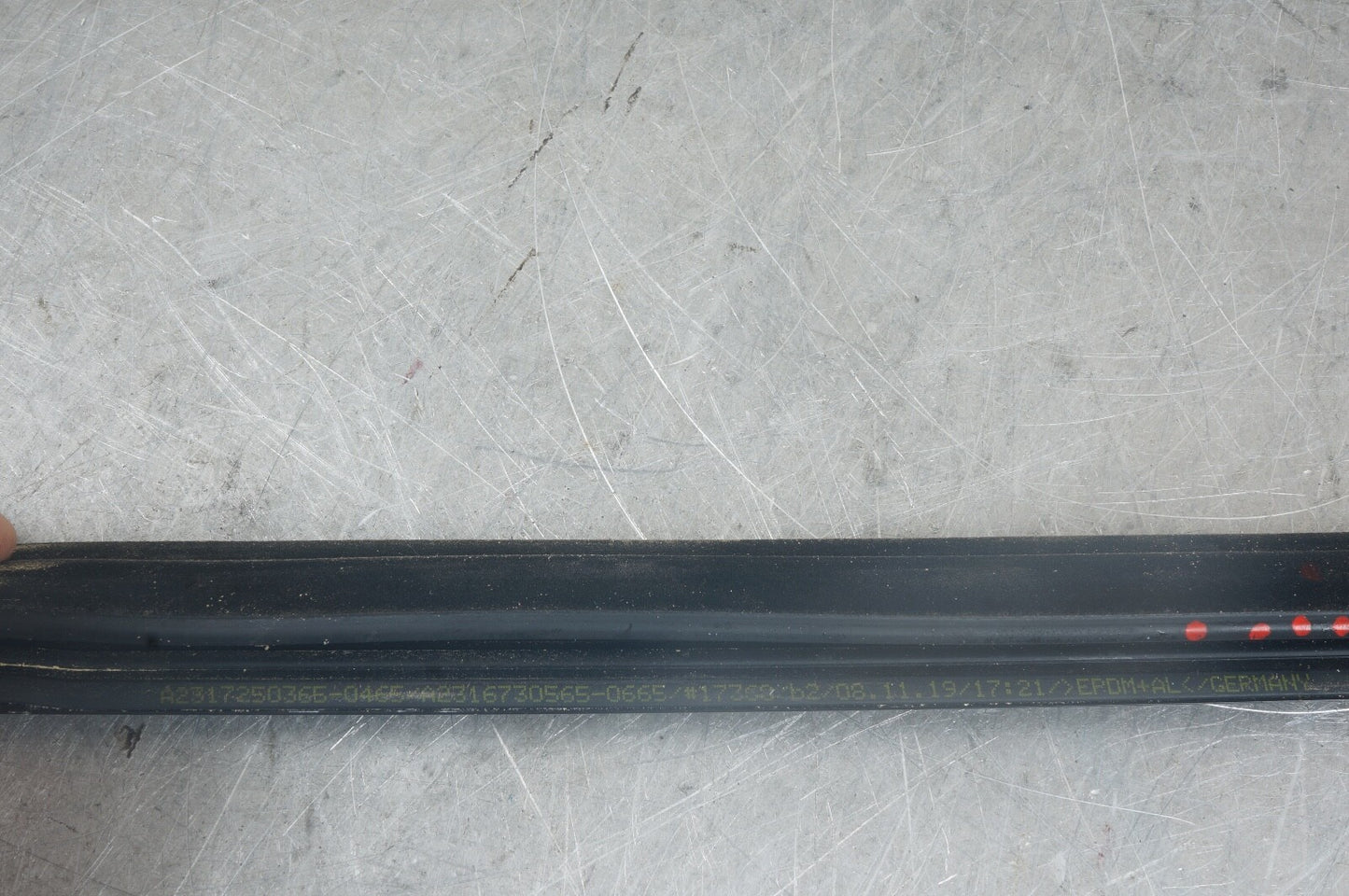 2013-2020 MERCEDES SL550 SL450 REAR RIGHT QUARTER WINDOW GLASS BELT MOLDING