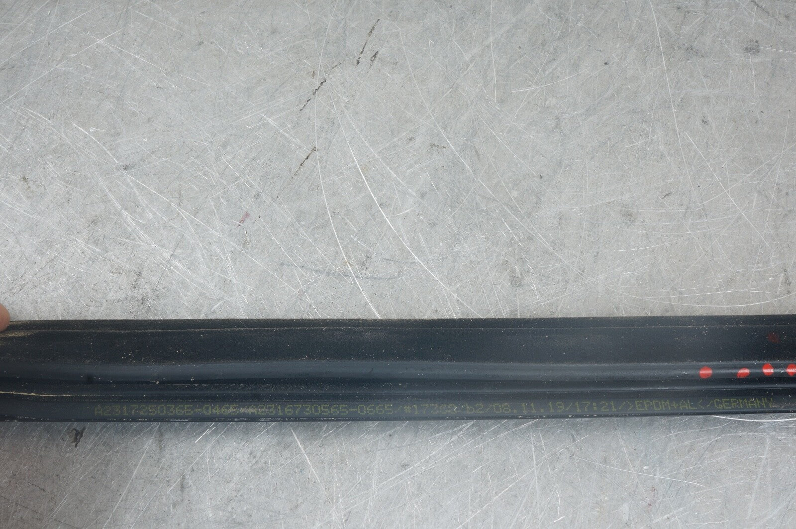 2013-2020 MERCEDES SL550 SL450 REAR RIGHT QUARTER WINDOW GLASS BELT MOLDING