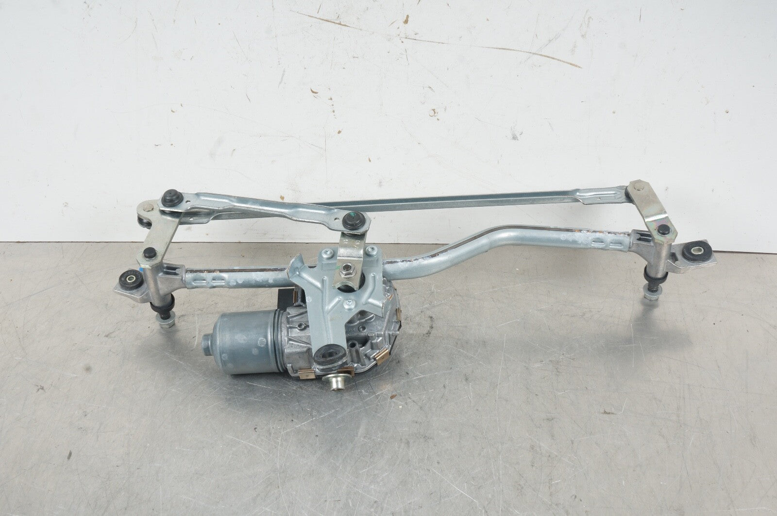 2010 - 2020 Bentley Mulsanne Front Windshield Wiper Motor Transmission Linkage