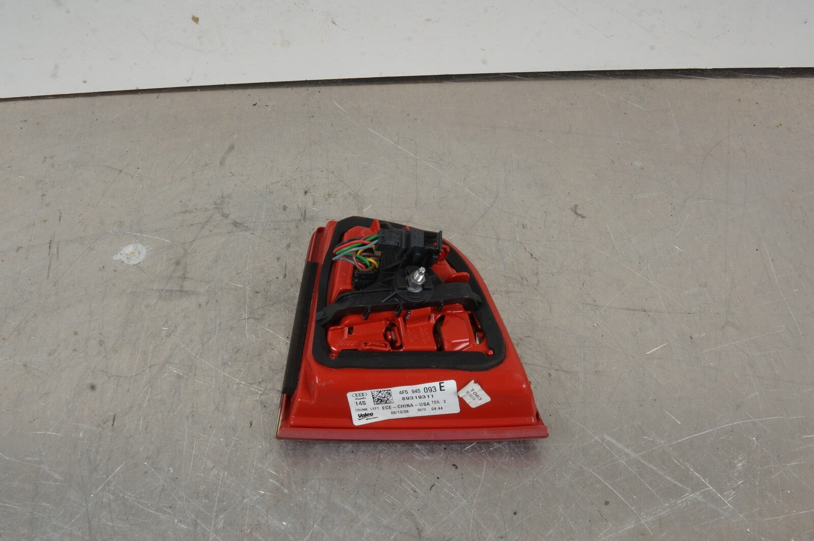 2009-2011 AUDI A6 - LEFT Inner LED TAIL Light / LAMP 4F5945093E !!!! HAS CRACKS!