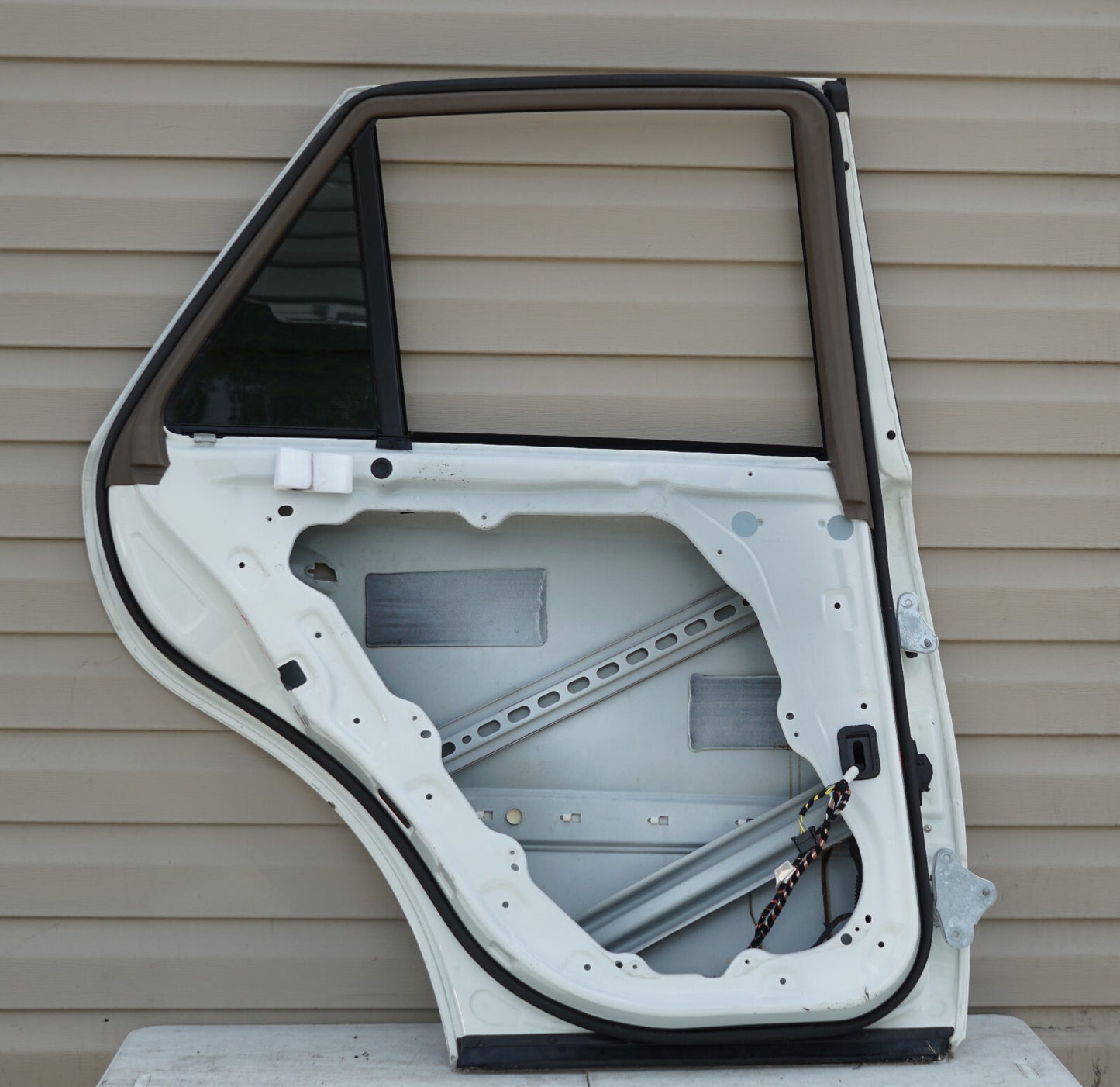06 - 11 Mercedes W164 ML63 ML350 ML500 REAR LEFT DRIVER SIDE DOOR SHELL OEM