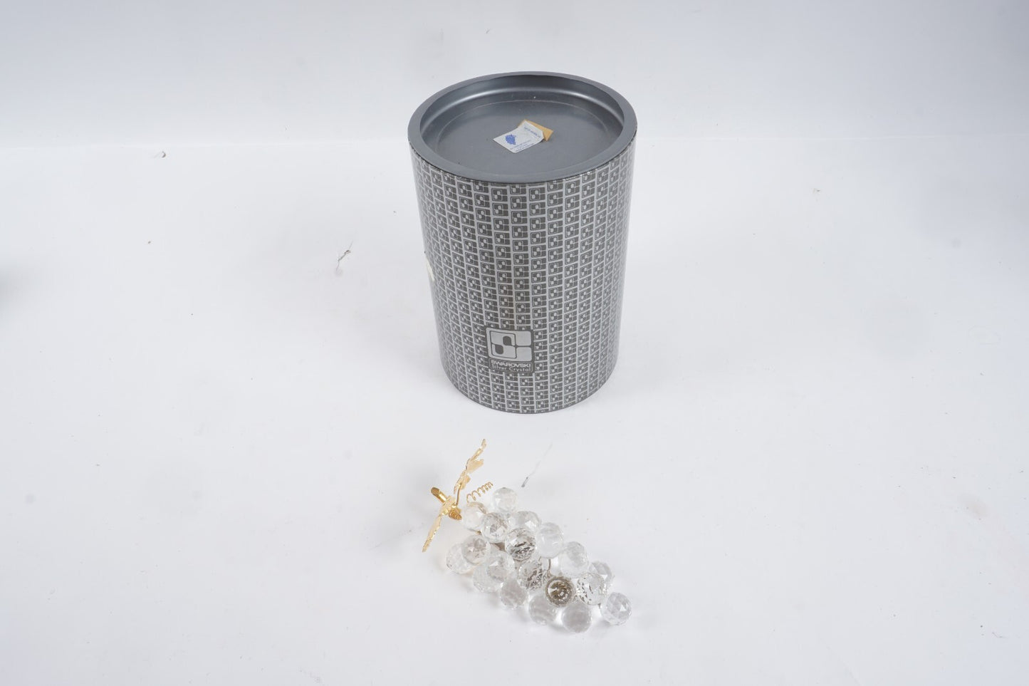 Swarovski Crystal Grape Cluster w/Gold Rhodium Leaves 7509NR 150070 Collectible