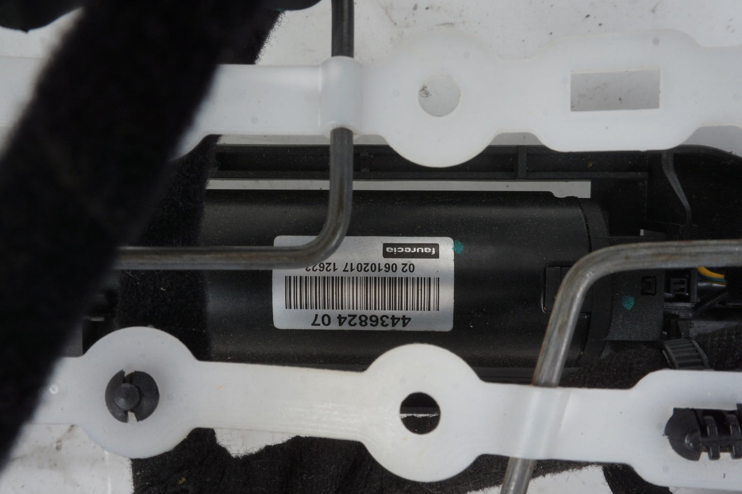 2018 - 2025 ALFA ROMEO STELVIO FRONT RIGHT LOWER SEAT TRACK FRAME OEM 52086443