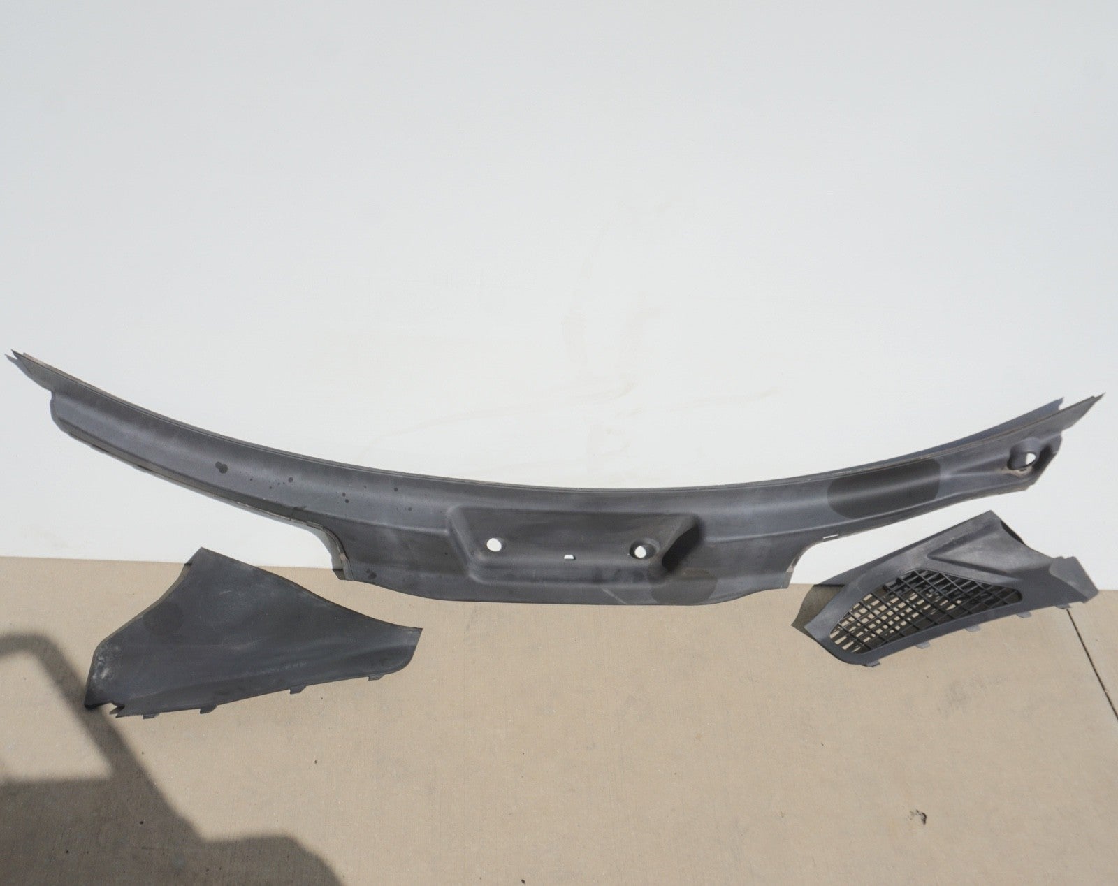 2011-2018 PORSCHE CAYENNE - Windshield COWL / Water Deflector / RAIN TRAY