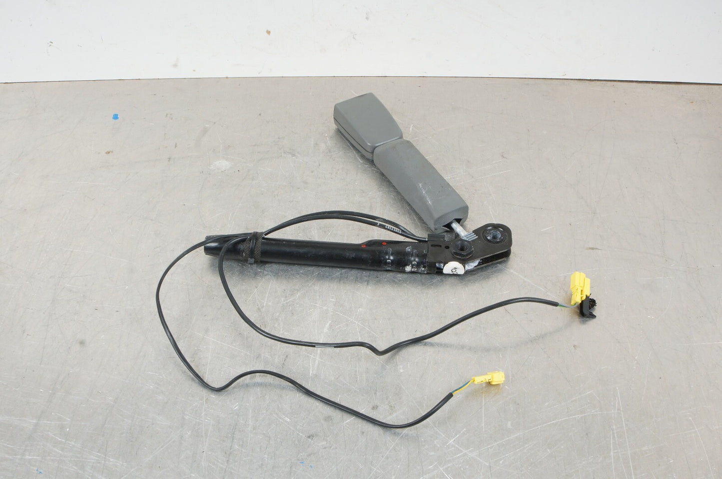 07-13 OEM Mercedes W221 S550 Front Right Passenger Seat Belt Buckle Tensioner