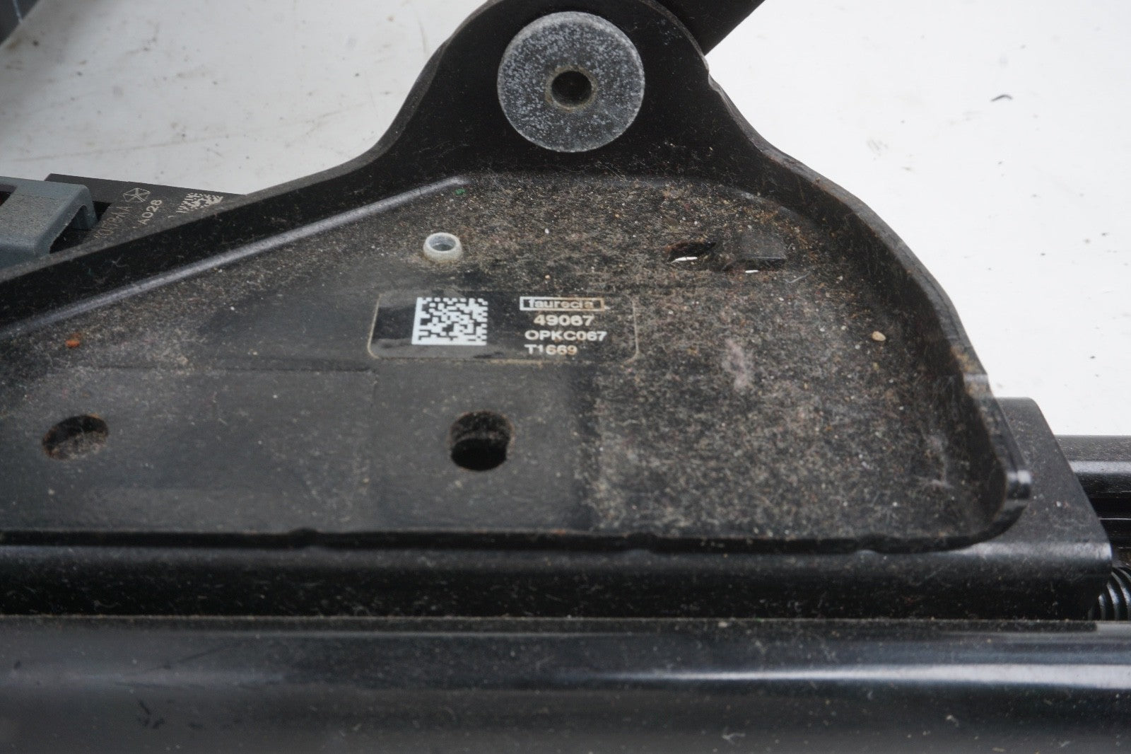2018 - 2025 ALFA ROMEO STELVIO FRONT LEFT SIDE SEAT FRAME TRACK OEM 52086442