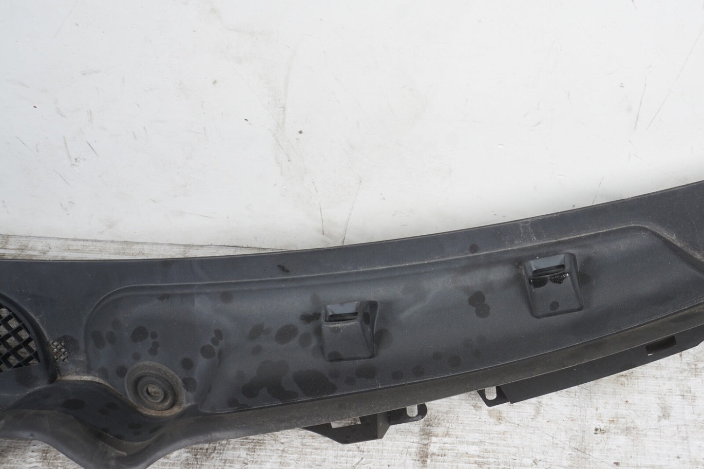 2011-2016 MERCEDES E350 E400 COUPE  FRONT WINDSHIELD WIPER COWL PANEL 2078300713