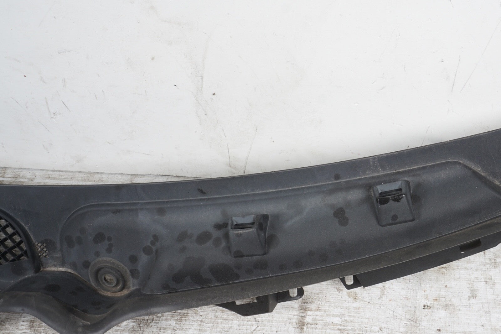2011-2016 MERCEDES E350 E400 COUPE  FRONT WINDSHIELD WIPER COWL PANEL 2078300713