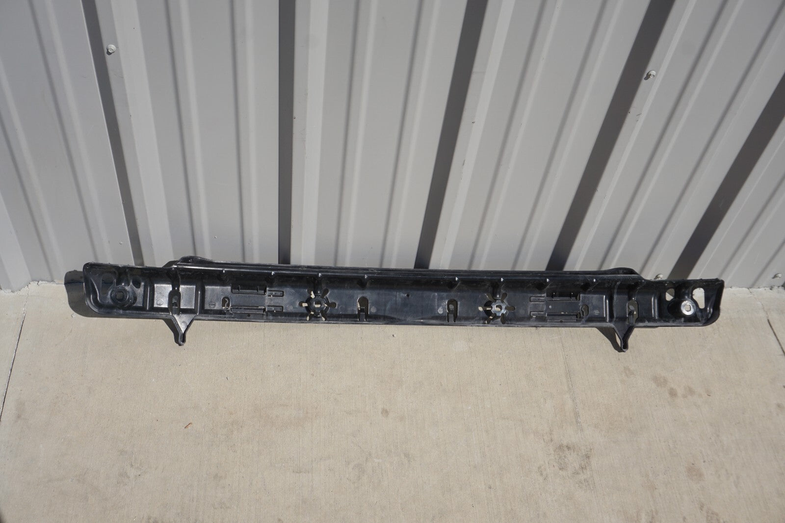 2004 - 2010  BMW 650i E63 E64 Rear Center Bumper Mount Bracket Support OEM