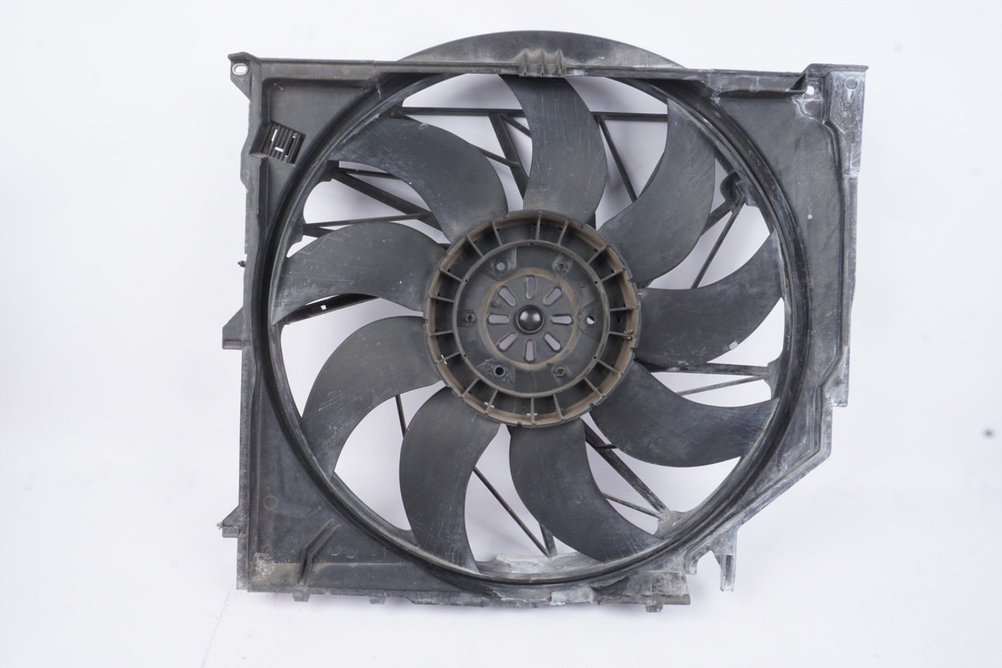 2005 BMW E85 Z4 3.0L M54 Engine Radiator Cooling Fan Housing OEM