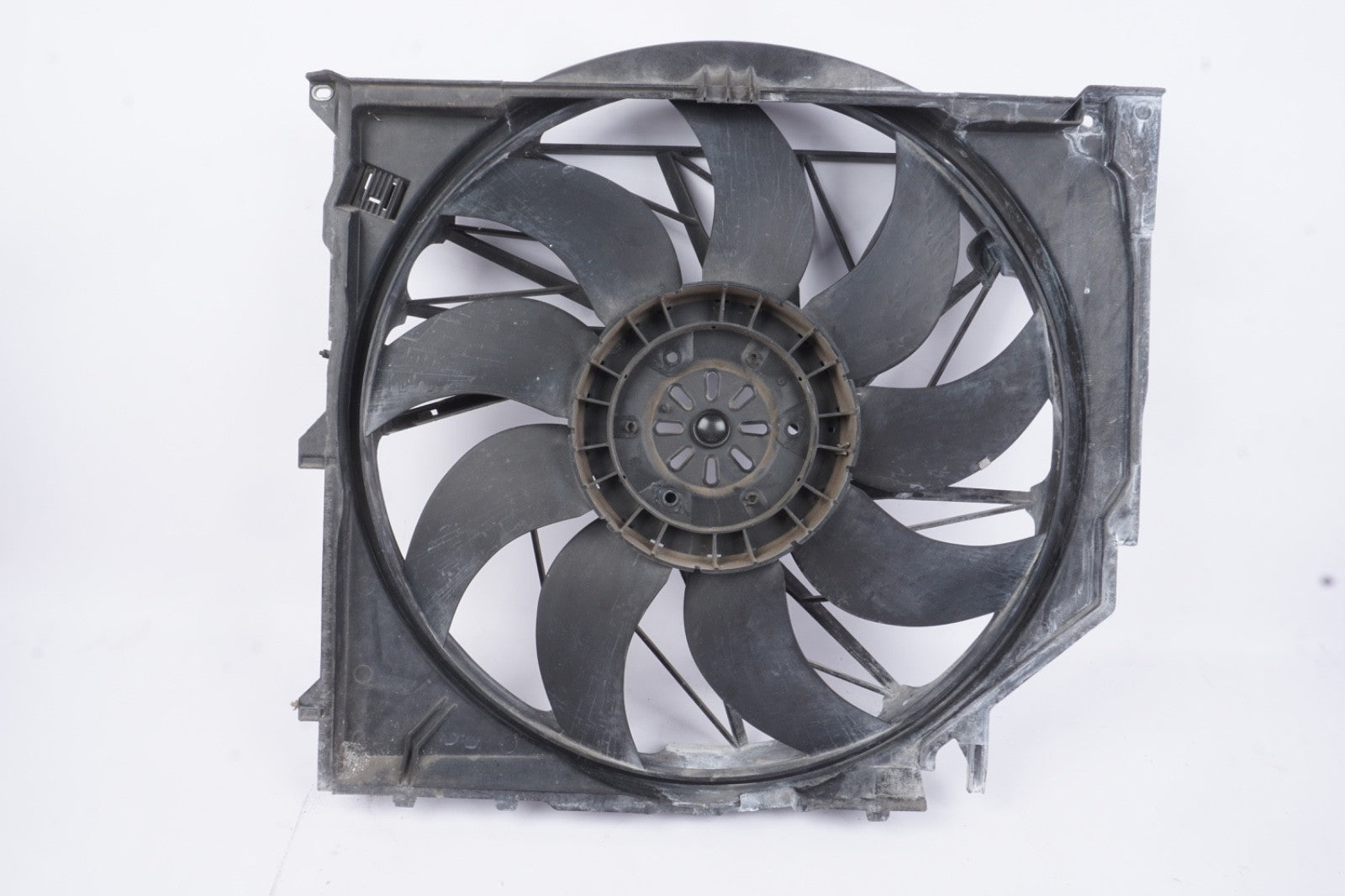 2005 BMW E85 Z4 3.0L M54 Engine Radiator Cooling Fan Housing OEM