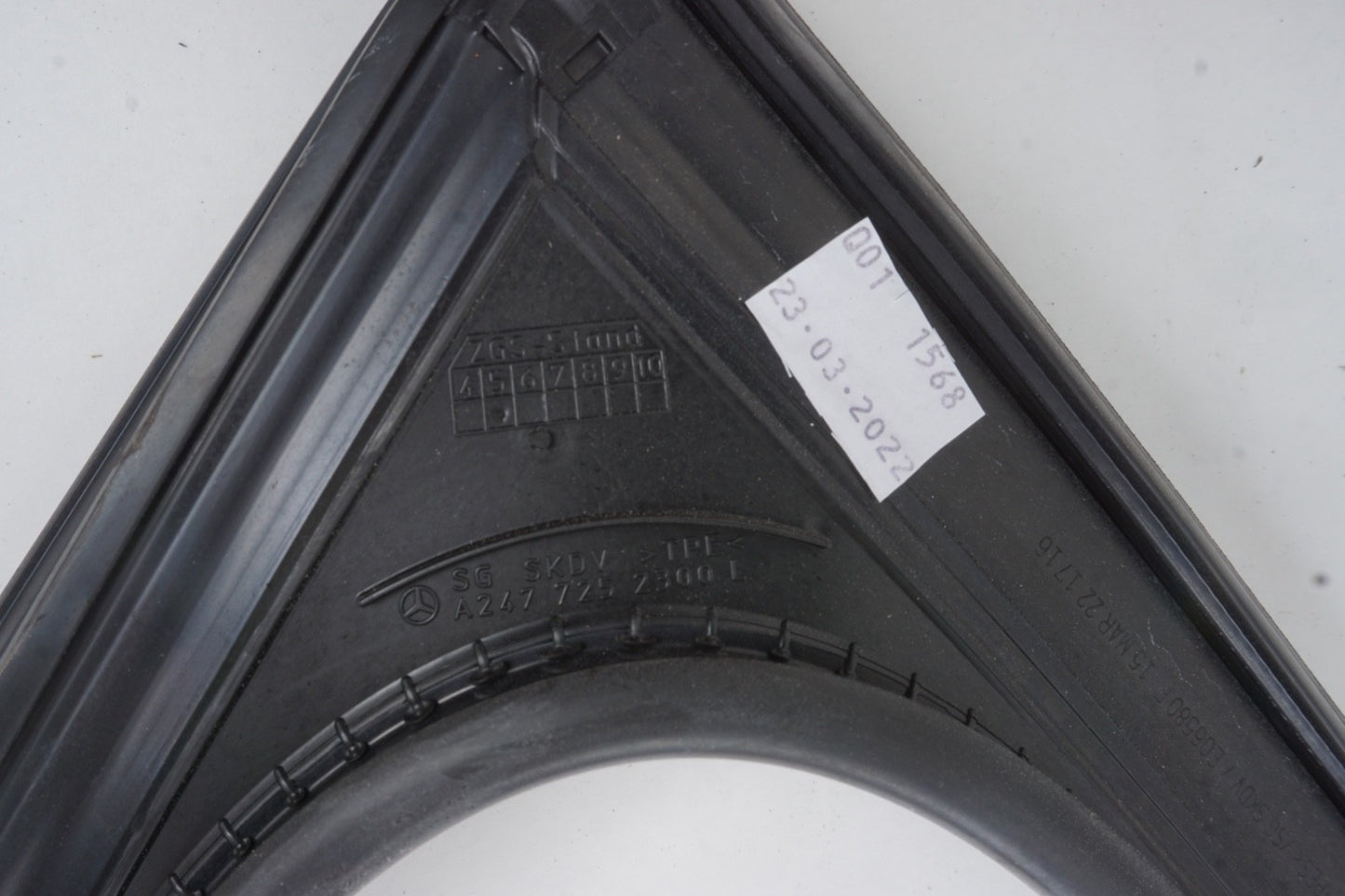 2022-2024 MERCEDES EQB350 X243 FRONT LEFT DOOR WINDOW GLASS RUN CHANNEL SEAL OEM