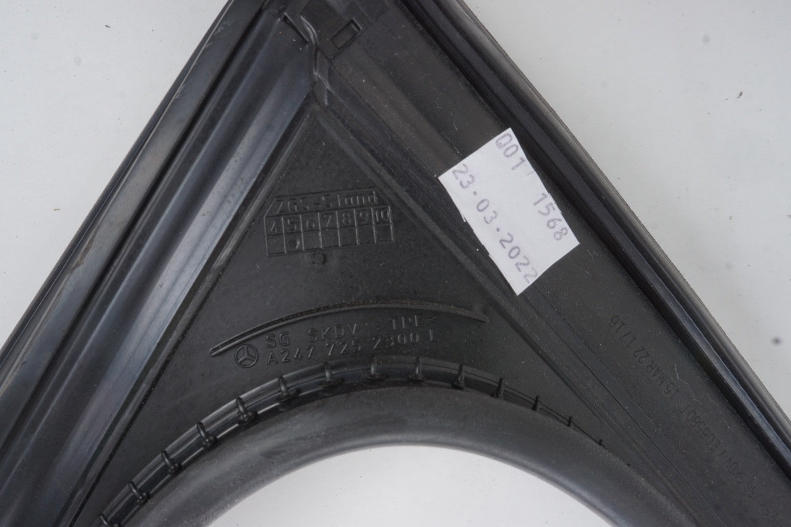 2022-2024 MERCEDES EQB350 X243 FRONT LEFT DOOR WINDOW GLASS RUN CHANNEL SEAL OEM