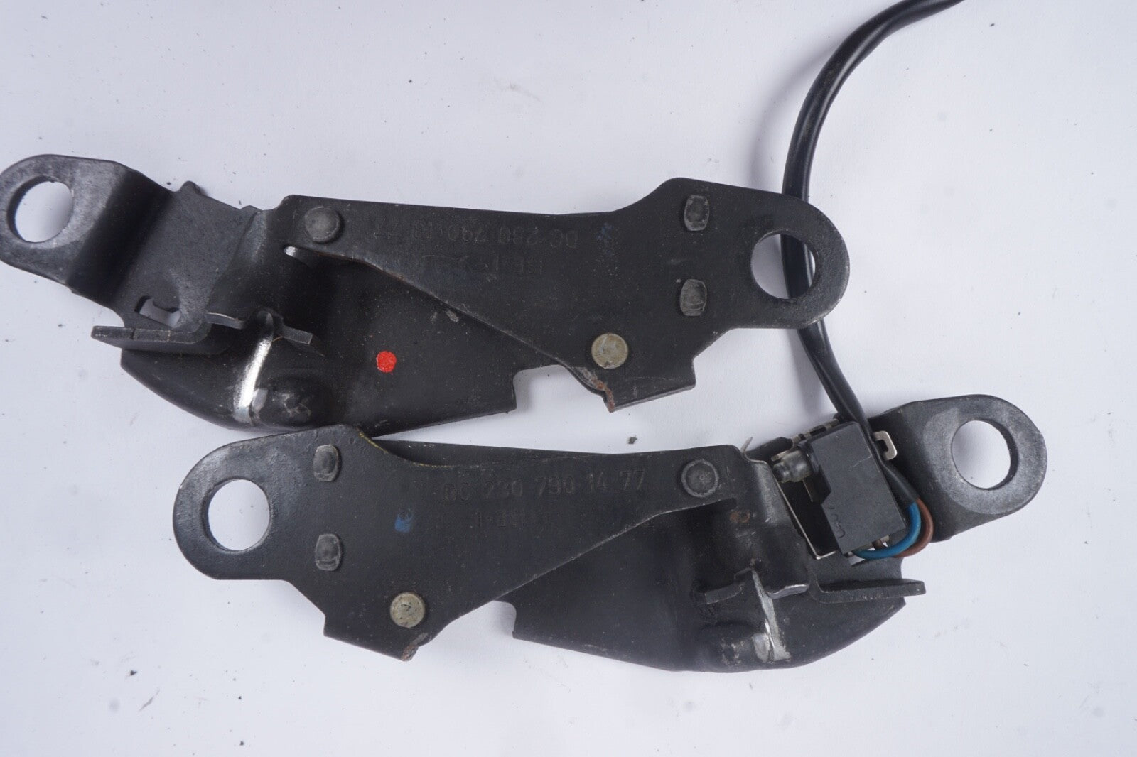 03-06 Mercedes SL500 SL600 Left Right Convertible Roof Top Striker Latch Oem