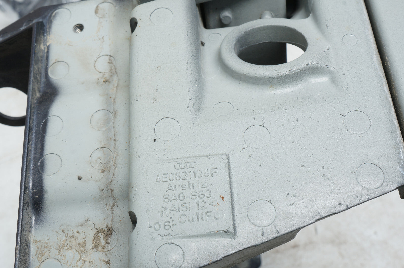 2007-2010 AUDI A8 S8 FRONT RIGHT HEADLIGHT CROSS SUPPORT BRACE 4E0821138F OEM