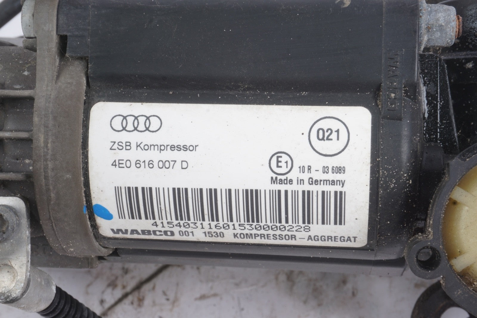 2004 - 2010 Audi A8 D3 Air Suspension Compressor Pump 4E0616007 D