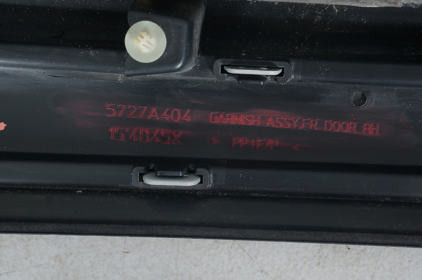 14 - 18 MITSUBISHI OUTLANDER FRONT RIGHT PASSENGER SIDE DOOR LOWER MOLDING  OEM