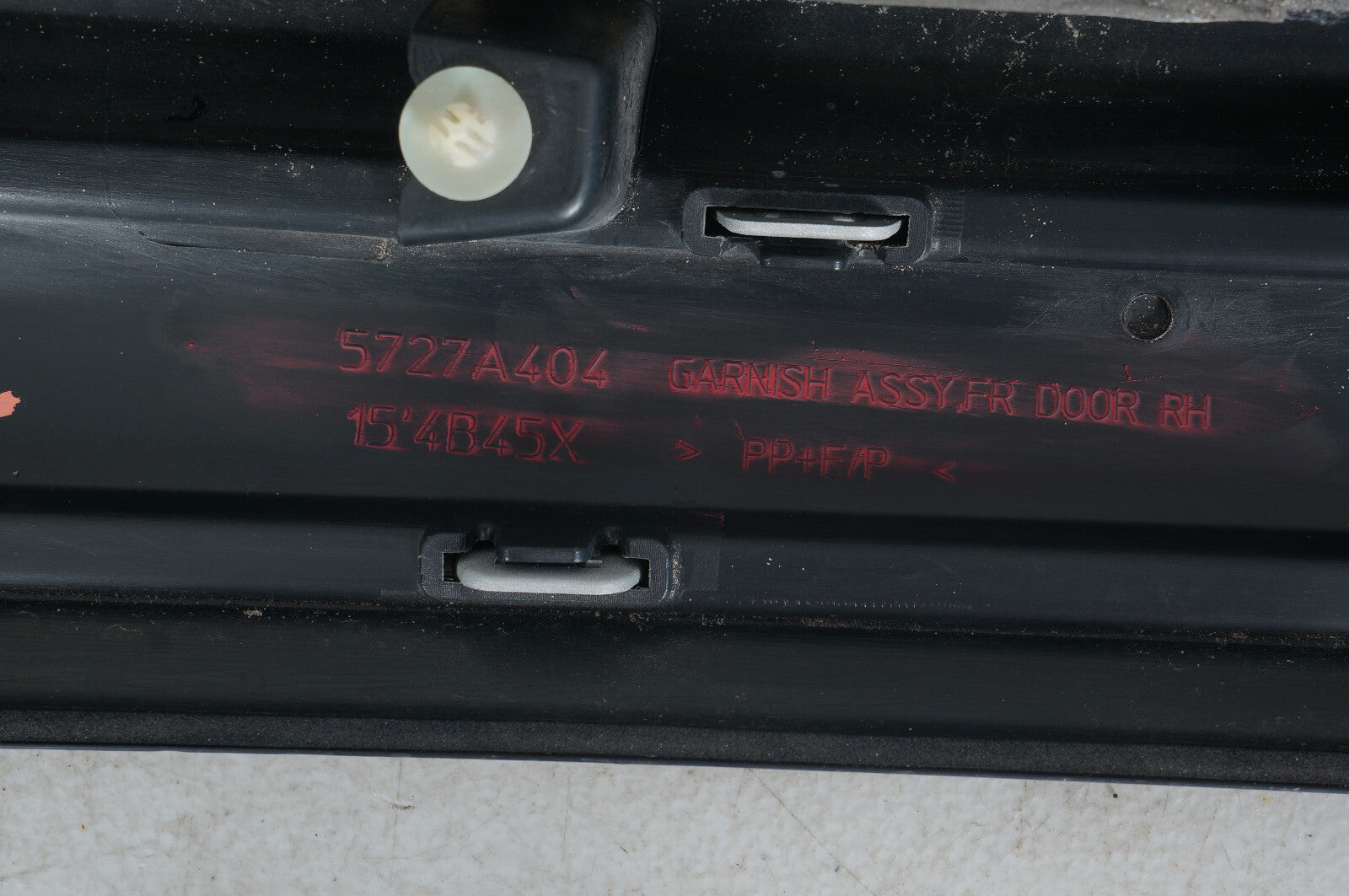 14 - 18 MITSUBISHI OUTLANDER FRONT RIGHT PASSENGER SIDE DOOR LOWER MOLDING  OEM