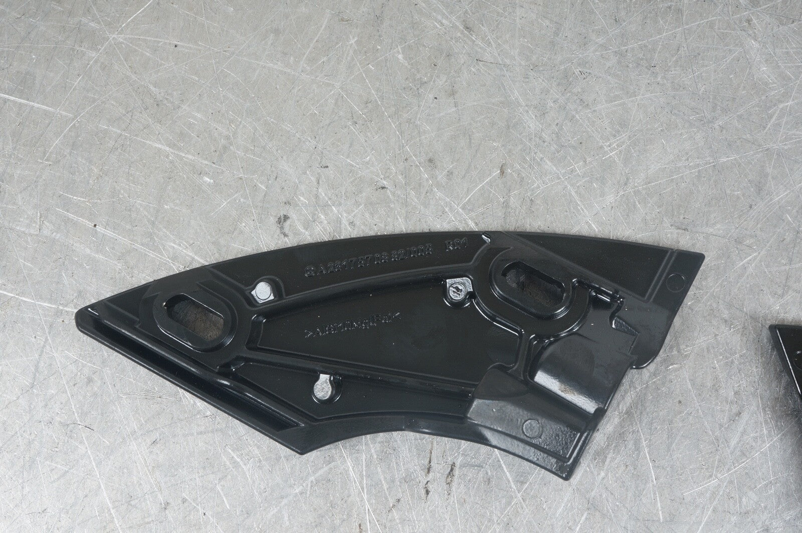 2013-2020 Mercedes SL400 SL450 SL550 SL63 SL65 Tail Lamp Brace Support RH LH