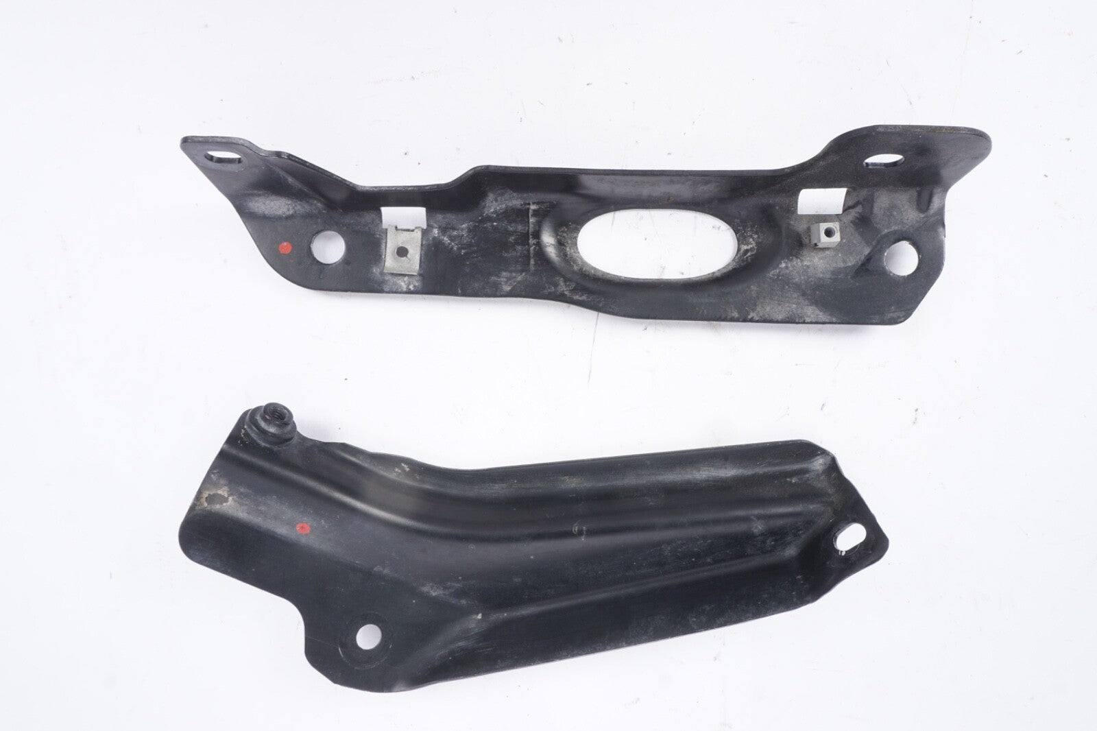 06-10 BMW 650I E64 FRONT LEFT WASH WASHER RESERVOIR LOWER BRACKET MOUNT OEM