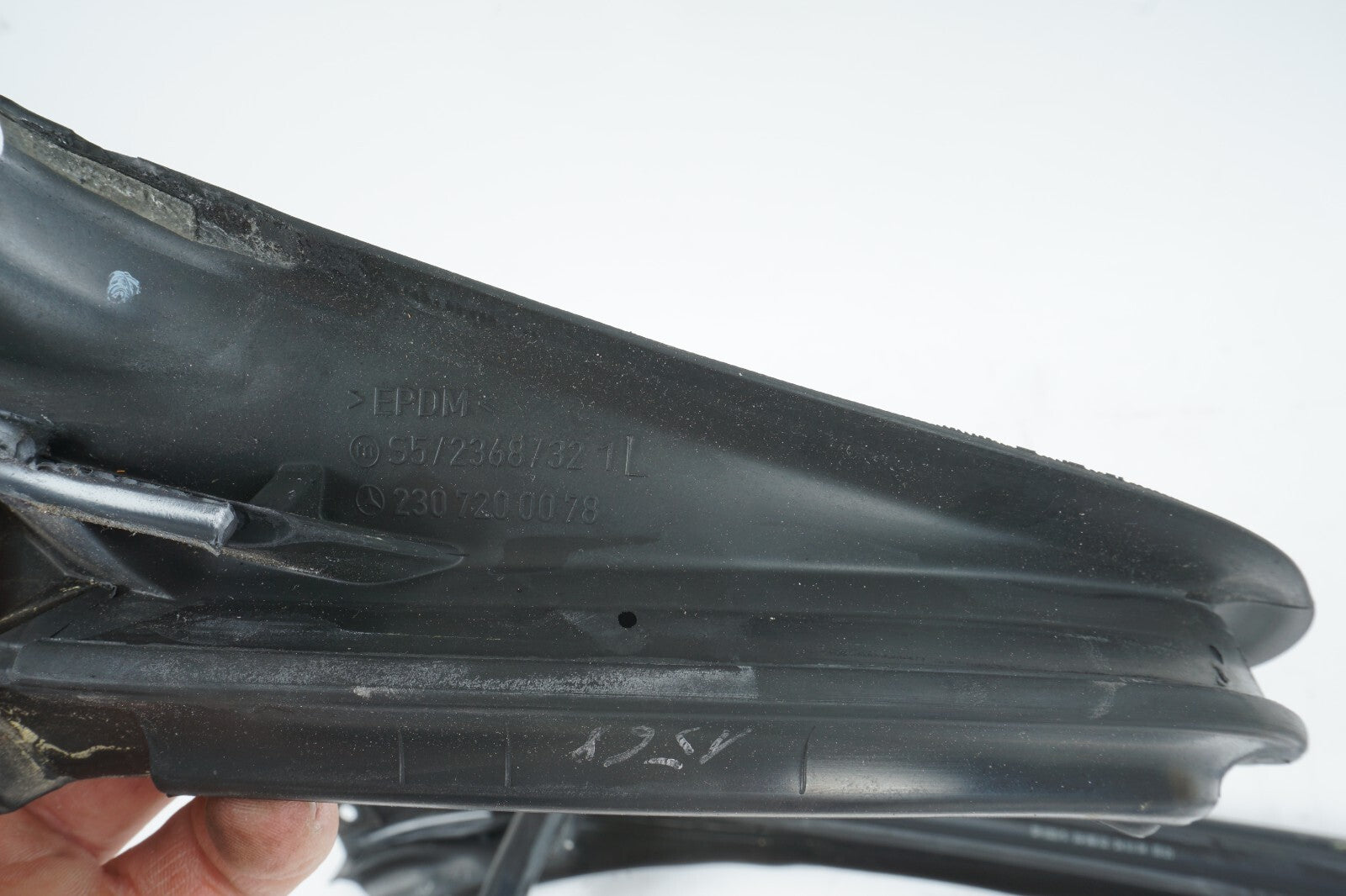 03 - 08 Mercedes R230 SL500 Windscreen Roof Weatherstrip Seal  OEM