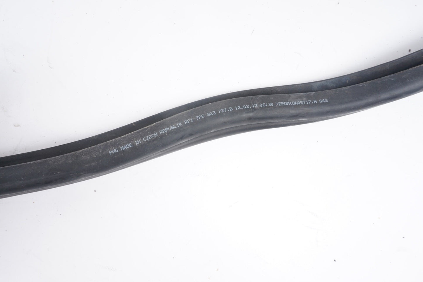 2011-2014 PORSCHE CAYENNE - RAIN TRAY SEAL / HOOD Weather Stripping